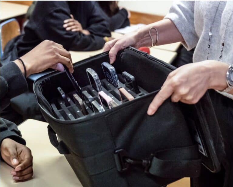 French lawmakers vote to ban social media use by under-15s