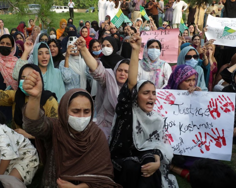 Pakistani authorities ban international media from reporting in most of country